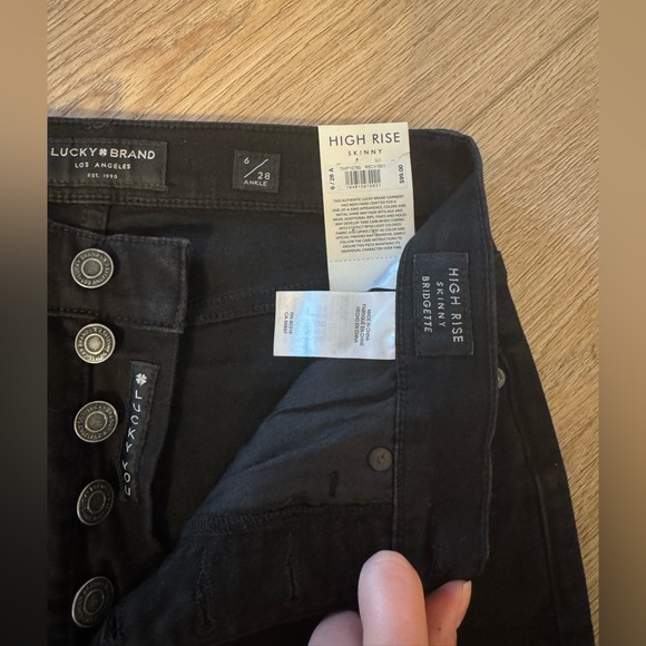 Lucky Brand High Rise Bridgette Ankle Cropped Jeans with Distressed Hem NWT 🖤 - Picture 2 of 5